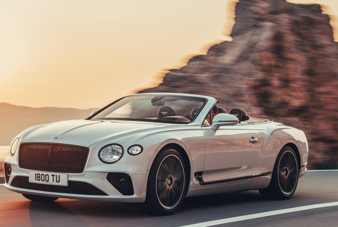 "فور وصولكم، استمتعوا باستقبال خاص ونقل حصري من المطار. كما نوفر لكم مجموعة من السيارات الاستثنائية لتمكينكم من التنقل في 'كوستا برافا' بكل راحة وفخامة."