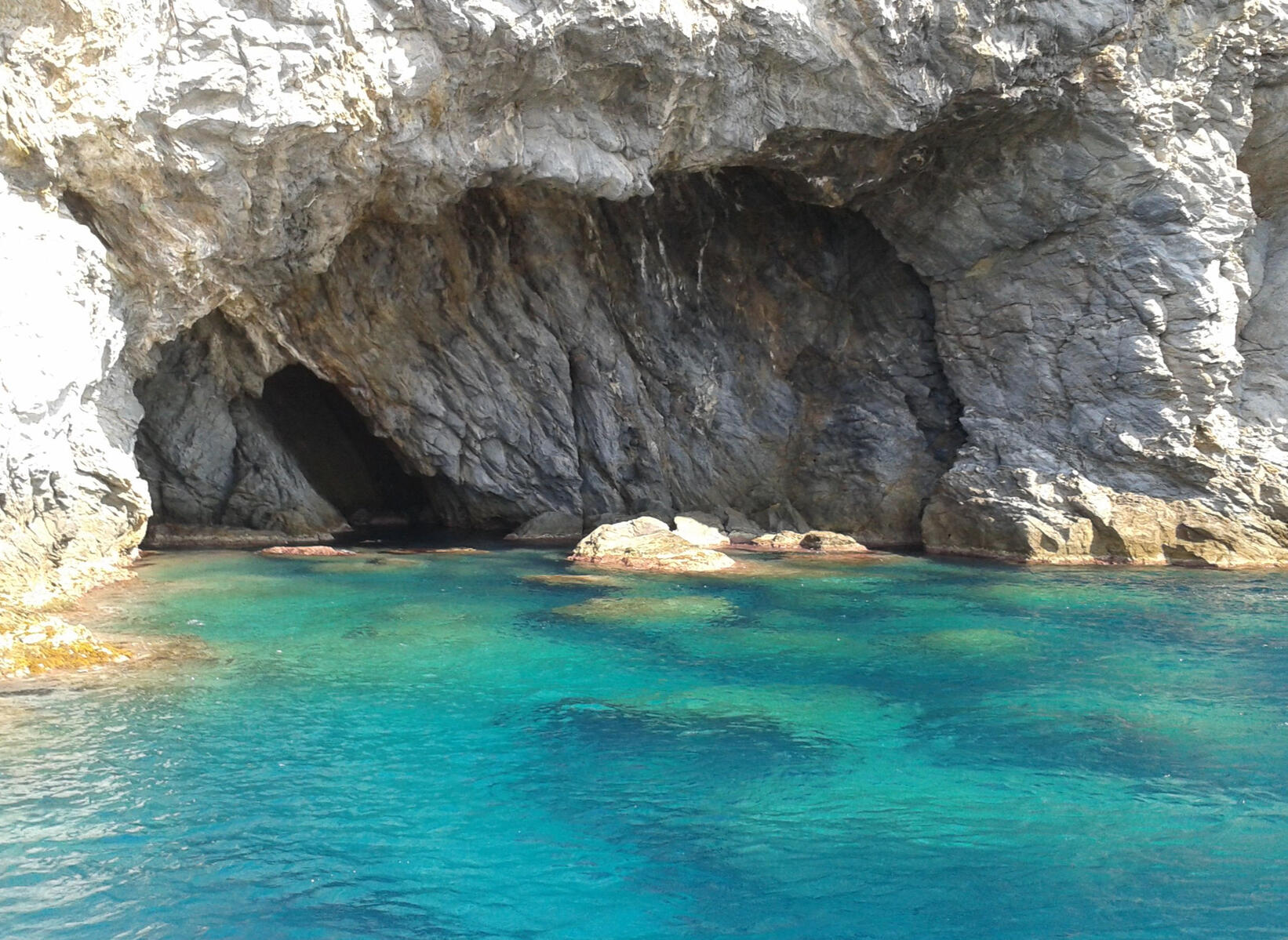 "عِيشوا الحماس في قلب المارينا. سواء كنتم تفضلون هدوء اليخوت الخاصة أو إثارة الجت سكي، فنحن ننظم أنشطتكم البحرية بنفس معايير الدقة والكمال."